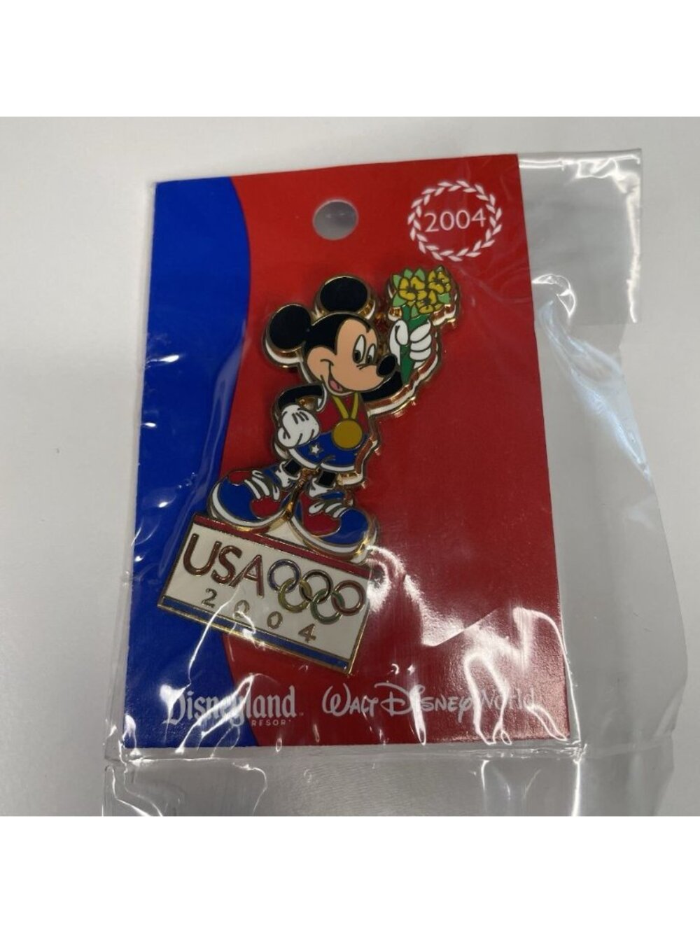 Disney - Olympics 2004 - Mickey Mouse Gold Medal Holding Flowers Pin ON CARD NEW - Picture 1 of 7